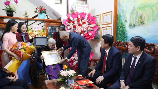 Bí thư Tỉnh ủy Phú Thọ Phạm Đại Dương trao Huy hiệu 80 năm tuổi Đảng cho đảng viên Tạ Thị Minh Tâm thuộc Chi bộ khu Châu Phong.