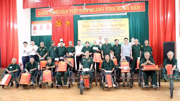Lãnh đạo tỉnh Phú Thọ trao quà cho các thương, bệnh binh Trung tâm điều dưỡng người có công tỉnh Phú Thọ. (Ảnh NGỌC LONG)