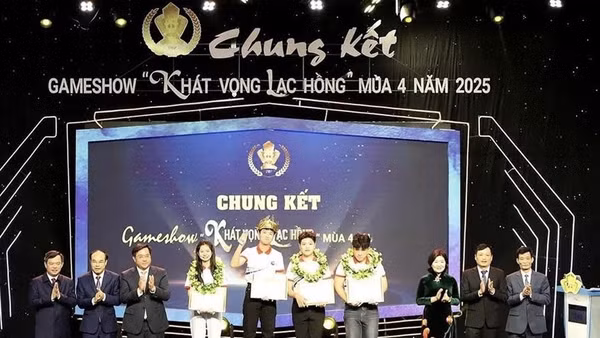 Ban Tổ chức trao giải cho các thí sinh tham dự cuộc thi Gameshow "Khát vọng Lạc Hồng" mùa thứ 4.