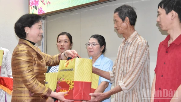 Đồng chí Phạm Thị Thanh Trà tặng quà cho công nhân lao động có hoàn cảnh khó khăn trên địa bàn tỉnh Đồng Tháp.