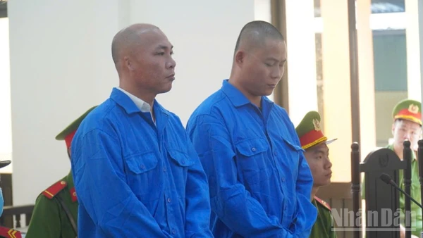 Hai bị cáo tại phiên tòa.