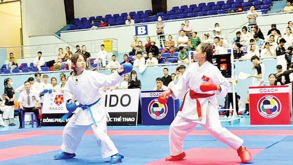 Các võ sĩ tranh tài tại Giải karate thiếu niên, nhi đồng tỉnh Đắk Lắk 2025. Ảnh: Đinh Đoài