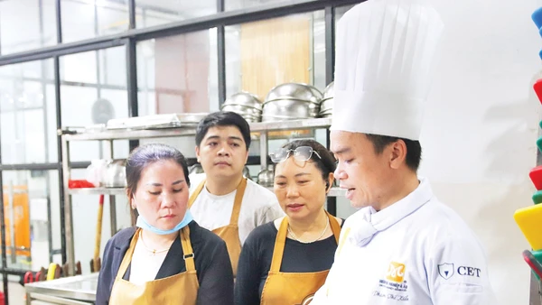 Học nghề nấu ăn đang là lựa chọn của nhiều lao động ở độ tuổi trung niên.