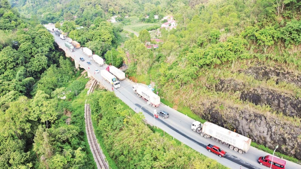 Hạ tầng kết nối là một trong những điểm nghẽn hạn chế sự phát triển liên kết vùng. Ảnh: Khiếu Minh