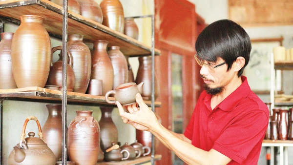 Màu nâu đậm của gốm Phước Tích.