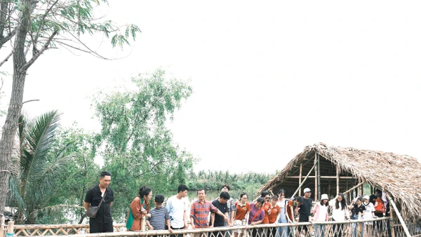 Tham gia hành trình khám phá vẻ đẹp hoang sơ Vườn quốc gia Xuân Thủy mang đến những trải nghiệm đáng nhớ và ý nghĩa. Ảnh: Bảo Nguyên