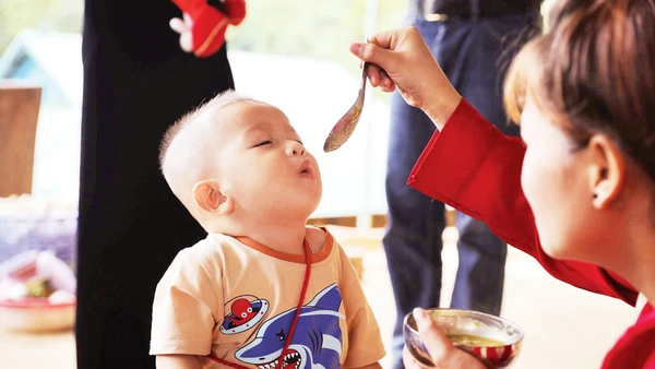 Thiếu vi chất đang trở thành mối nguy tiềm ẩn bên cạnh tình trạng suy dinh dưỡng ở trẻ. Ảnh: UNICEF VIETNAM