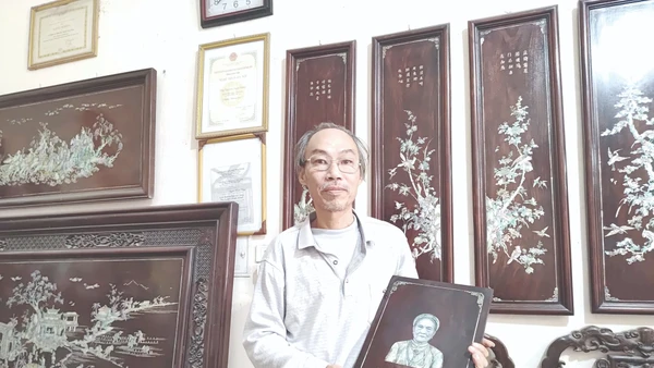Sản phẩm khảm trai Chuyên Mỹ (xã Chuyên Mỹ) mang giá trị văn hóa đặc sắc. Ảnh: Văn Học