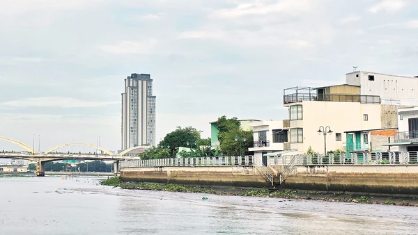 Khu đô thị ven sông ở thành phố Cần Thơ. Ảnh: Nam Anh