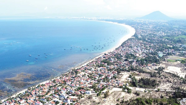 Bờ biển đẹp với nhiều danh thắng tạo lợi thế cho tuyến du lịch liên hoàn giữa biển và núi của tỉnh Đắk Lắk. Ảnh: Khiếu Minh