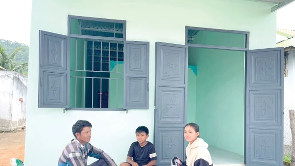 Anh Mang Sót (36 tuổi, dân tộc Ra Glai) cùng vợ con bên căn nhà mới.