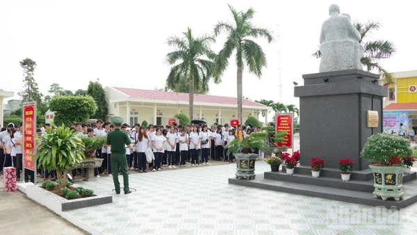 Các em học sinh tham quan Tượng đài “Bác Hồ với chiến sĩ Biên phòng” tại Đồn Biên phòng Vĩnh Hải.