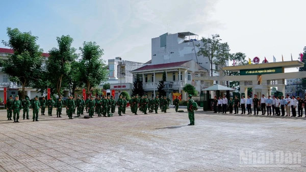 Hạ đạt mệnh lệnh hành quân cơ động lực lượng ra khu căn cứ chiến đấu.