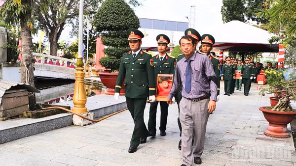 Lãnh đạo thành phố Cần Thơ đưa tiễn các liệt sĩ về nơi an nghỉ.