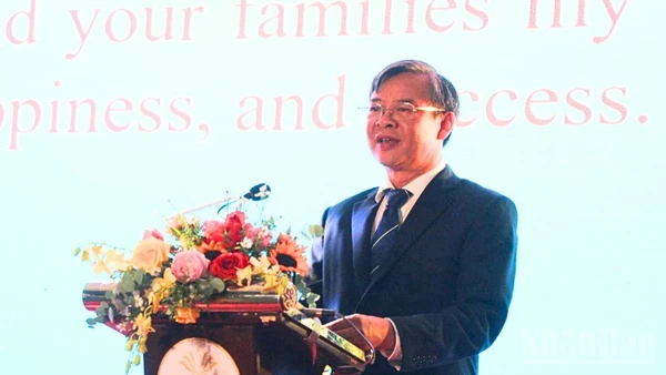 Ông Trương Cảnh Tuyên, Chủ tịch Ủy ban nhân dân thành phố Cần Thơ chúc mừng năm mới.