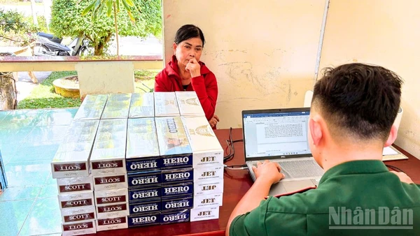 Đối tượng Trương Thị Tươi cùng số tang vật tại cơ quan điều tra.