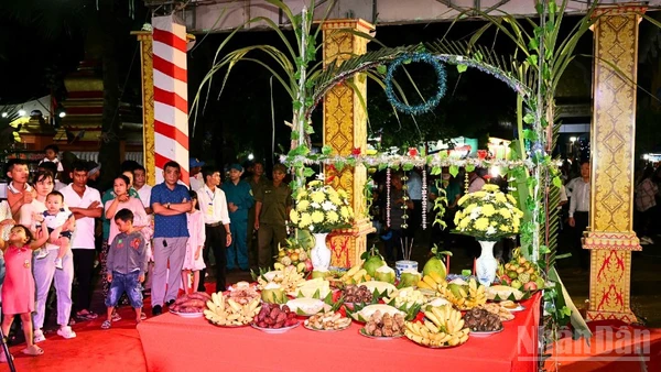 Nghi thức lễ Cúng Trăng của đồng bào Khmer Nam bộ tại Chùa Kh’Leang, phường Sóc Trăng, thành phố Cần Thơ.