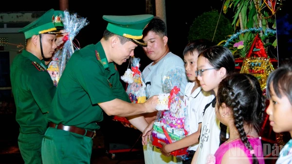 Đại tá Phạm Lê Xuân Bình, Chỉ huy trưởng Bộ đội Biên phòng thành phố Cần Thơ tặng quà trung thu cho các em học sinh ở khu vực biên giới biển xã Trần Đề.