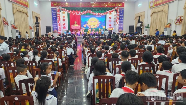 Quang cảnh Đêm hội trăng rằm tại xã Long Phú, thành phố Cần Thơ.