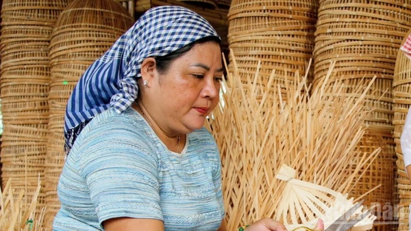 Chị Trương Thị Bạch Thuỷ, Giám đốc Hợp tác xã Mây tre đan Thủy Tuyết đang hoàn thiện sản phẩm từ tre trúc. 