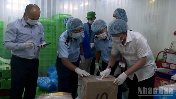 Lực lượng chức năng tỉnh Hậu Giang kiểm tra chất lượng hàng hóa trên thị trường.