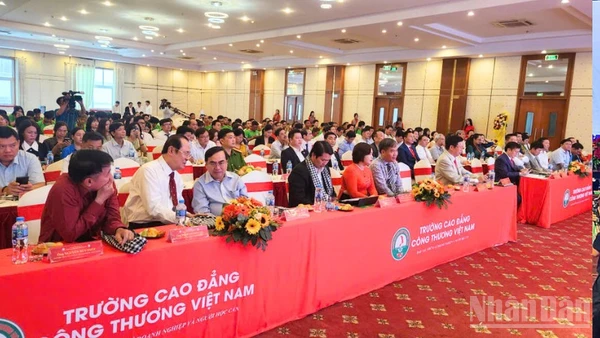 Đại biểu tham dự Lễ Khai giảng.