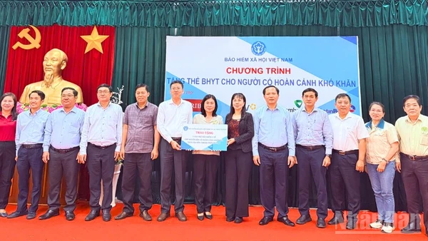 Bảo hiểm xã hội thành phố Cần Thơ tặng thẻ bảo hiểm y tế cho người có hoàn cảnh khó khăn. 