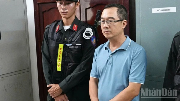 Bị can Nguyễn Quốc Trưởng, cựu Giám đốc OceanBank chi nhánh Cần Thơ nghe tống đạt các quyết định.