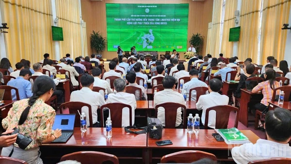 Quang cảnh diễn đàn.