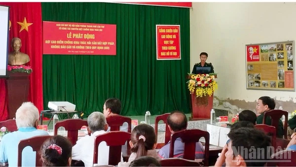 Quang cảnh buổi tuyên truyền cho ngư dân khu vực biên giới biển xã Cù Lao Dung.