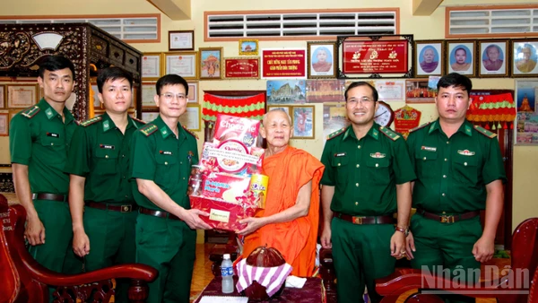 Đại tá Lương Hữu Trung, Phó Chỉ huy trưởng Bộ đội Biên phòng thành phố Cần Thơ thăm, tặng quà Hòa thượng Thạch Huôl, Trụ trì chùa Prey Chóp, xã Lai Hòa.
