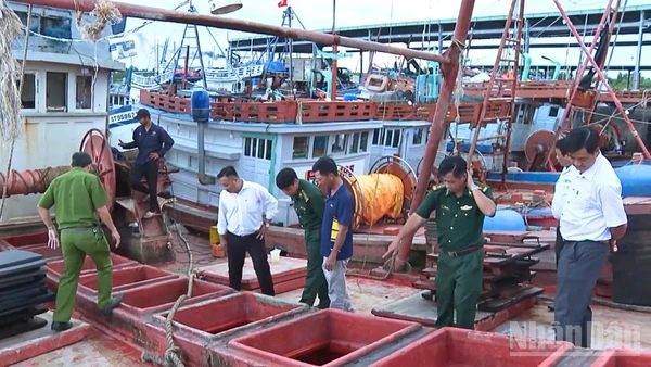 Lực lượng chức năng kiểm tra phương tiện khai thác thủy sản tại Cảng cá Trần Đề.
