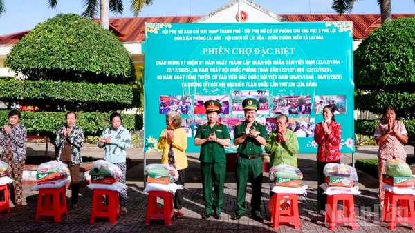 Lãnh đạo Bộ đội Biên phòng thành phố Cần Thơ và Hội phụ nữ cơ sở phòng thủ khu vực 3 Phú Lợi, Bộ Chỉ huy Quân sự thành phố Cần Thơ tặng quà cho các hộ gia đình có hoàn cảnh khó khăn tại chương trình.