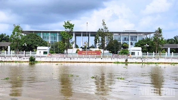 Tỉnh ủy Hậu Giang cũ nằm bên bờ dòng sông Xà No, phường Vị Tân, thành phố Cần Thơ.