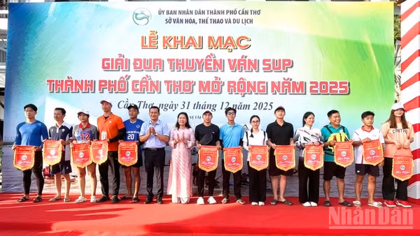 Ban Tổ chức tặng cờ lưu niệm cho các vận động viên tham gia thi đấu.