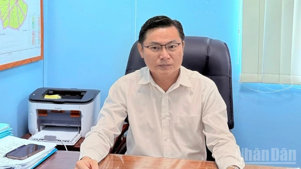 Ông Nguyễn Văn Mỹ, Chủ tịch Ủy ban nhân dân xã, Trưởng Ban Chỉ đạo thực hiện chính sách bảo hiểm xã hội và bảo hiểm y tế xã Hồ Đắc Kiện, thành phố Cần Thơ.