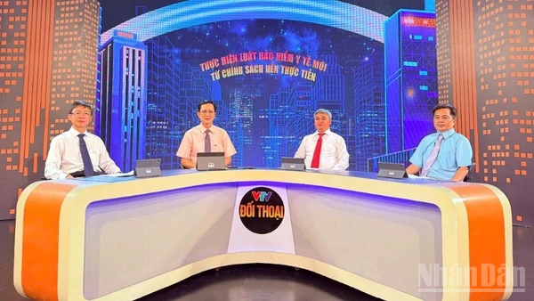 Các diễn giả tham gia chương trình Đối thoại:“Thực hiện Luật bảo hiểm y tế mới - Từ chính sách đến thực tiễn”.