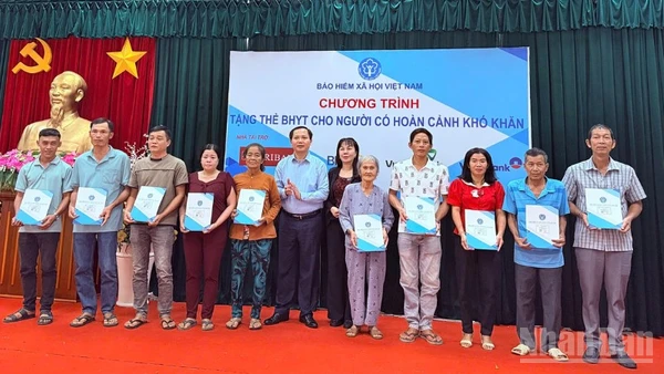 Ông Chu Mạnh Sinh, Phó Giám đốc Bảo hiểm xã hội Việt Nam (thứ sáu từ trái sang) và bà Nguyễn Thị Thanh Xuân,Giám đốc Bảo hiểm xã hội thành phố Cần Thơ (thứ bảy từ trái sang) trao tặng thẻ bảo hiểm y tế cho người dân có hoàn cảnh khó khăn trên địa bàn phường Hưng Phú. 