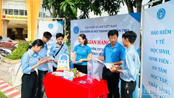 Bảo hiểm xã hội thành phố Cần Thơ phối hợp nhà trường tư vấn, giải đáp về chính sách bảo hiểm y tế học sinh, sinh viên nhân ngày hội chào đón tân sinh viên.