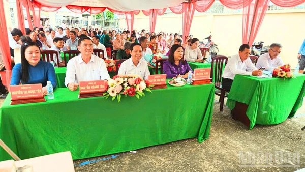 Đại biểu và người dân tham dự ngày hội.