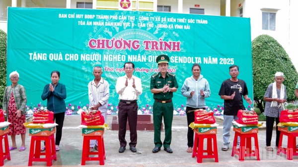 Đại tá Huỳnh Thanh Hùng, Chính ủy Bộ đội Biên phòng thành phố Cần Thơ và mạnh thường quân tặng quà cho bà con nghèo tại chương trình.