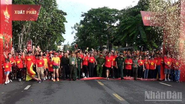 Hơn 6.000 người là nhân dân và cán bộ chiến sĩ tại công viên Sông Hậu, thành phố Cần Thơ tham gia, hưởng ứng chương trình “Cùng Việt Nam tiến bước”.