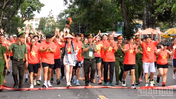 Hơn 6.000 tham gia, hưởng ứng chương trình “Cùng Việt Nam tiến bước”.