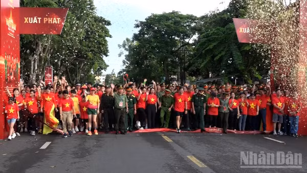 Hơn 6.000 người là nhân dân và cán bộ chiến sĩ tại công viên Sông Hậu, thành phố Cần Thơ tham gia, hưởng ứng chương trình “Cùng Việt Nam tiến bước”.