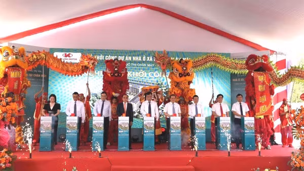 Lãnh đạo thành phố cùng các đại biểu thực hiện nghi thức khởi công.