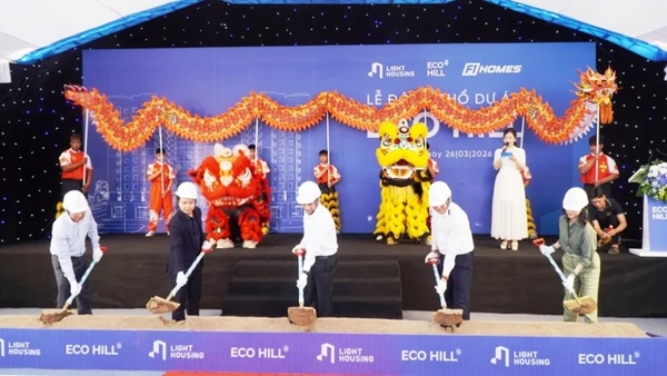 Lãnh đạo Ủy ban nhân dân thành phố Huế cùng các đại biểu thực hiện nghi thức động thổ Dự án nhà ở xã hội Eco Hill tại Bàu Vá.