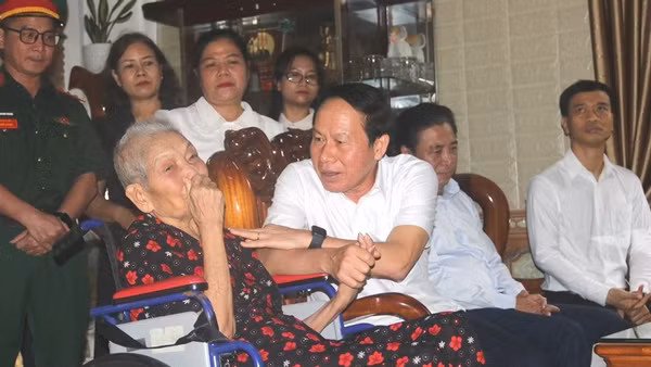 Nữ Anh hùng lực lượng vũ trang nhân dân Kăn Lịch bày tỏ xúc động khi Phó Thủ tướng Lê Tiến Châu đến thăm hỏi, tặng quà động viên.
