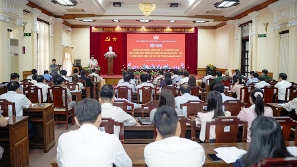 Toàn cảnh hội nghị thông báo chương trình kinh tế - xã hội và thông tin về công tác tiếp xúc cử tri vận động bầu cử.