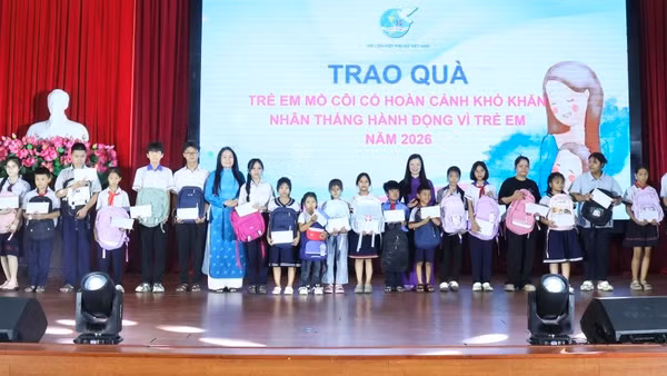 Ban tổ chức tặng quà cho các em nhỏ có hoàn cảnh khó khăn tại Ngày hội "Chạm yêu thương - Xây hạnh phúc".