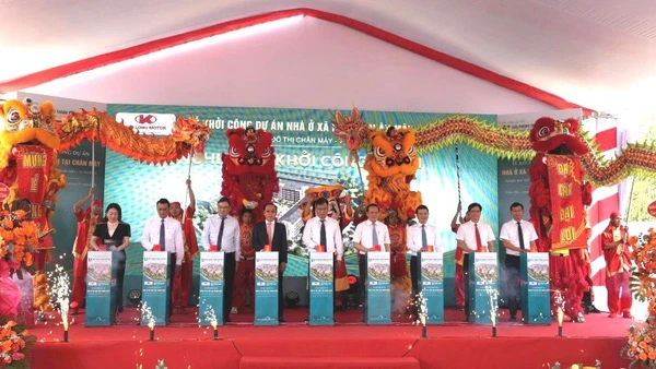 Lãnh đạo thành phố cùng các đại biểu thực hiện nghi thức khởi công.